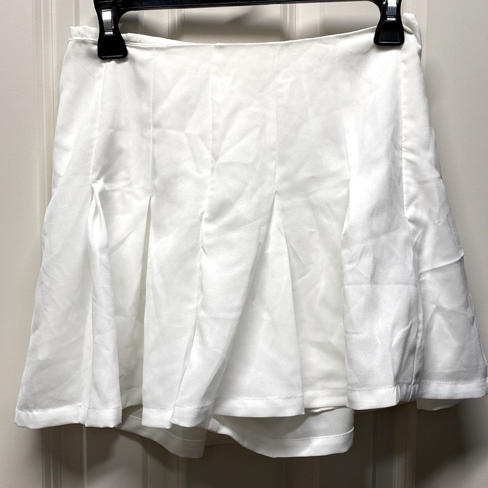 Pleated white shorts